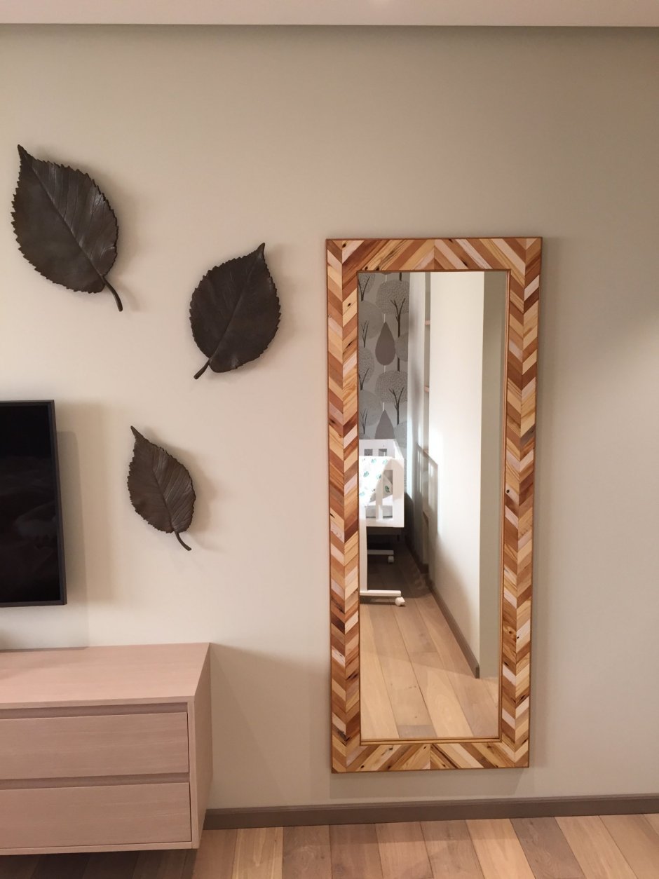 Зеркало с деревянной рамой