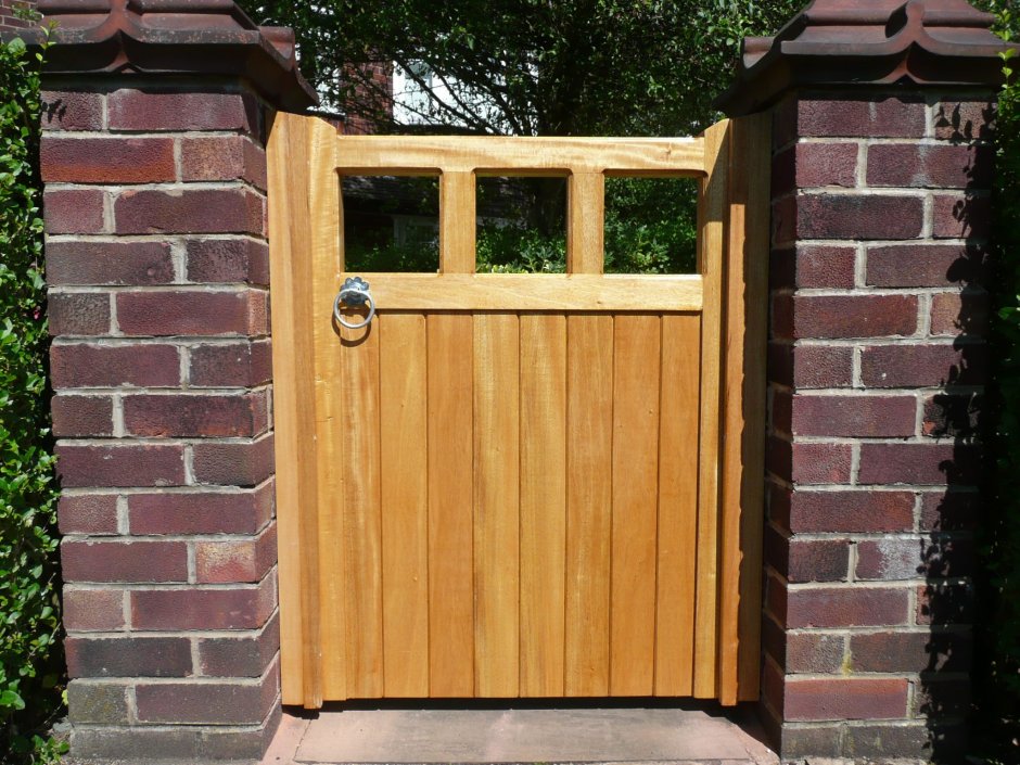 Небольшая дверь из дерева в заборе воротах ограде