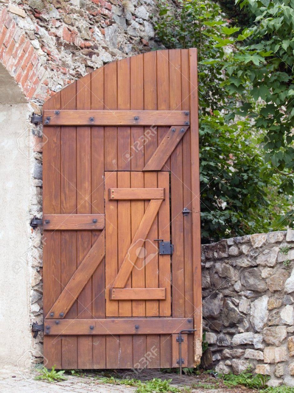 Открытая деревянная калитка