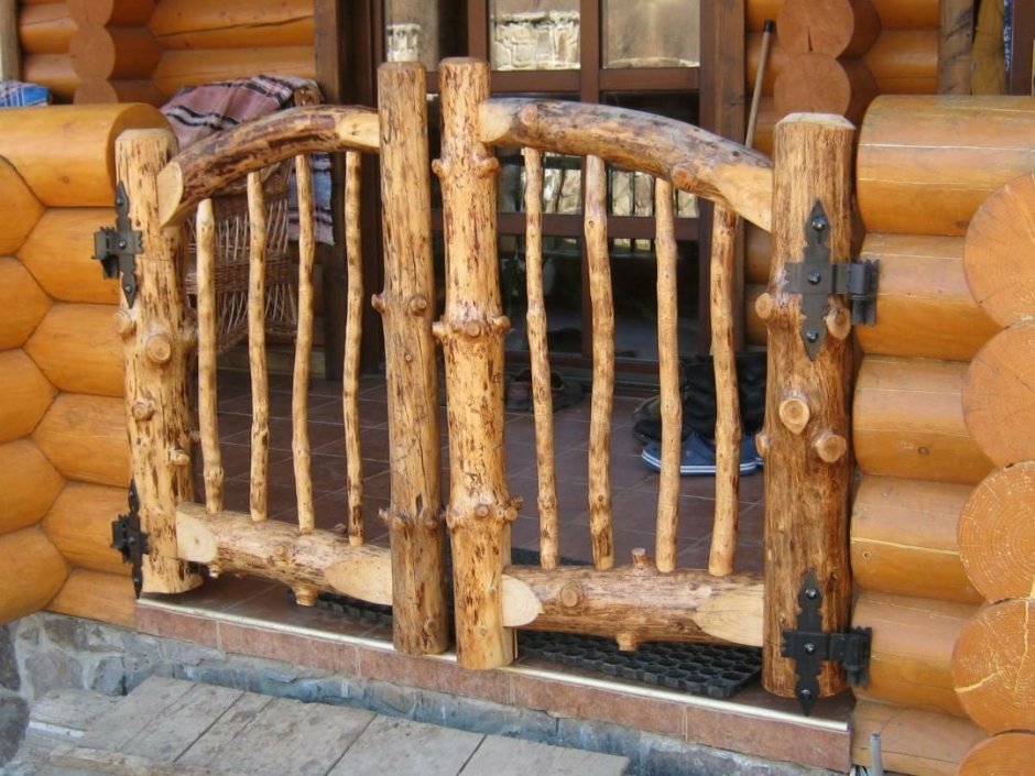 Ограждение из бревен
