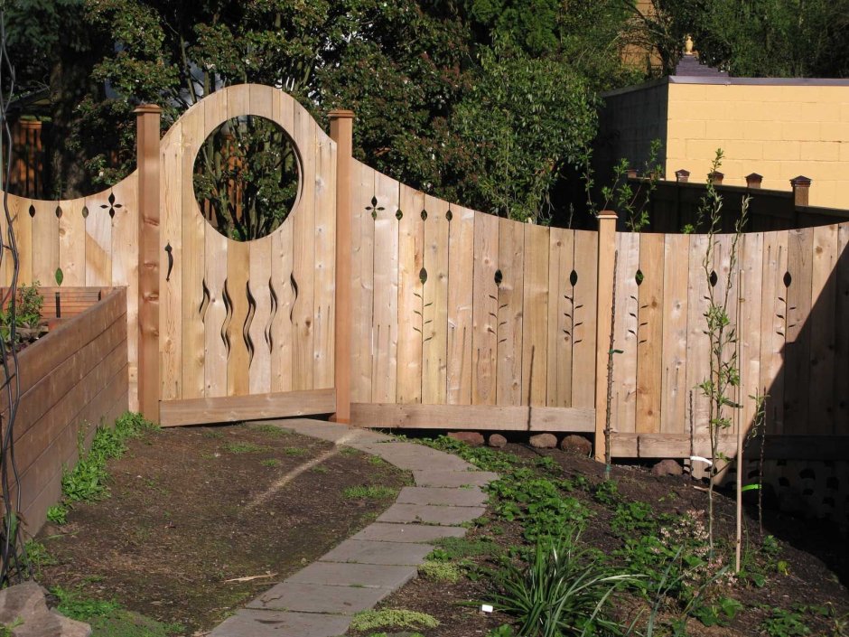 Красивый деревянный забор с калиткой