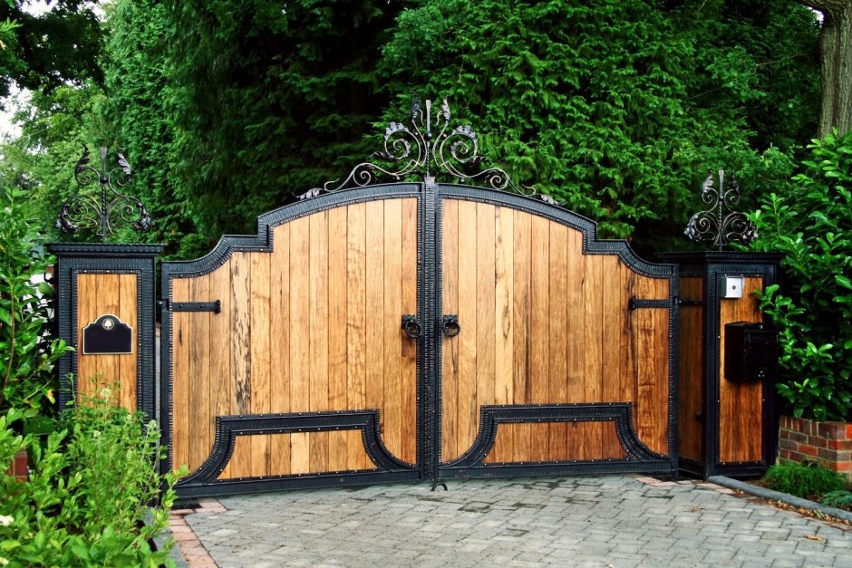 Красивые деревянные ворота