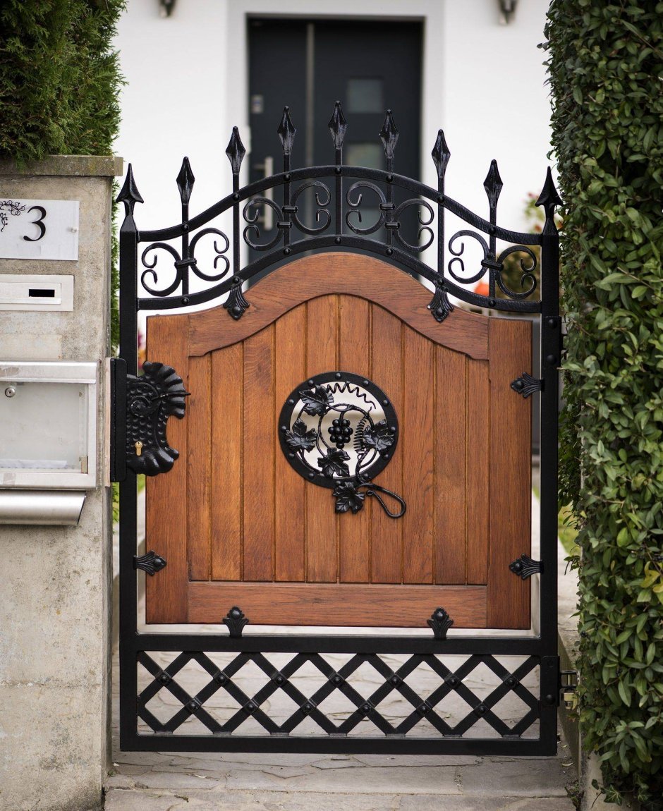 Деревянные ворота с ковкой