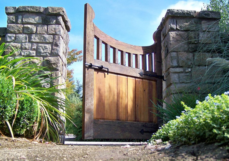 Ворота в деревенском стиле