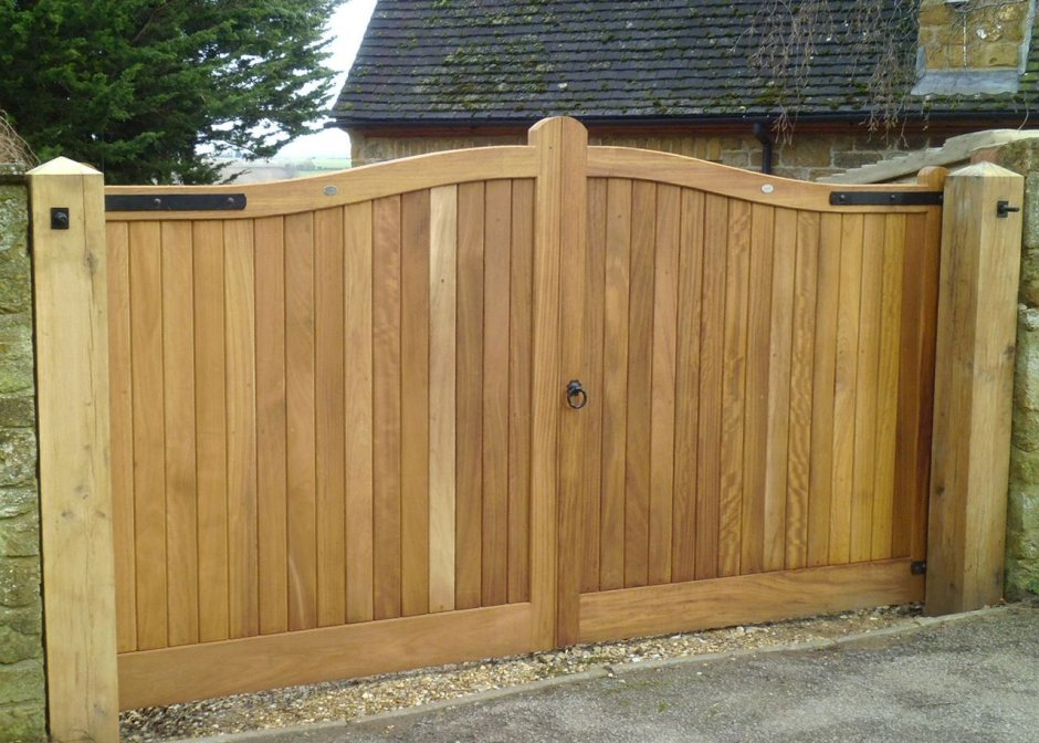 Мощные деревянные ворота