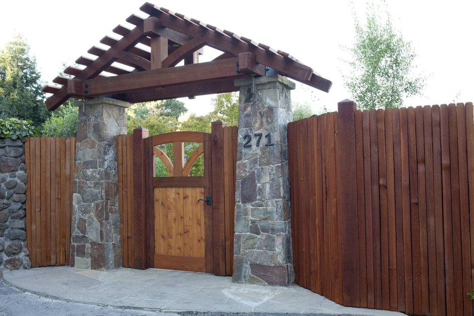 Деревянные ворота с навесом