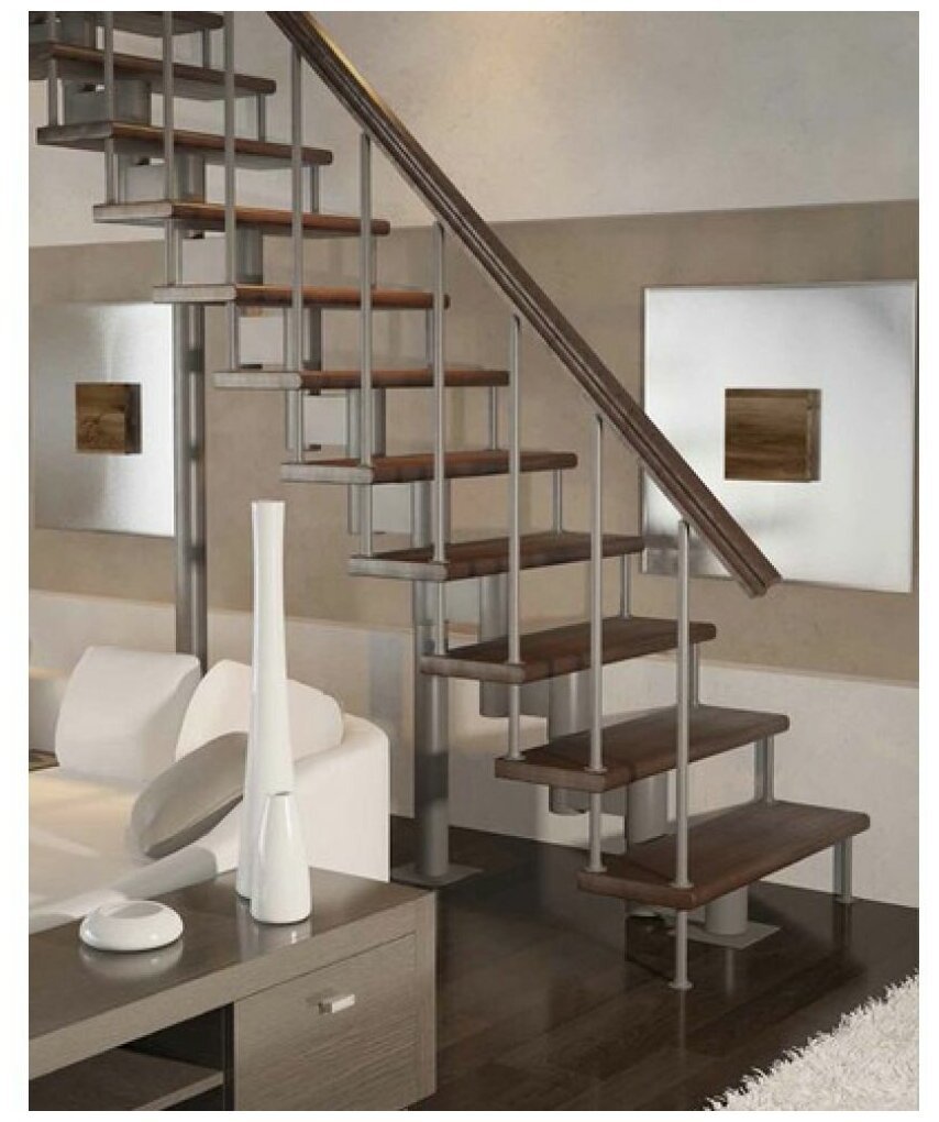 Лестница на второй этаж сбоку