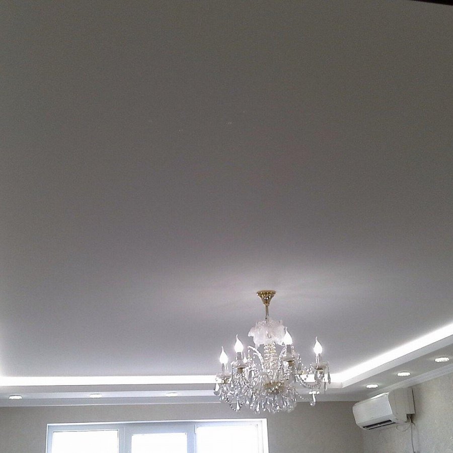 Натяжной потолок белый матовый с подсветкой