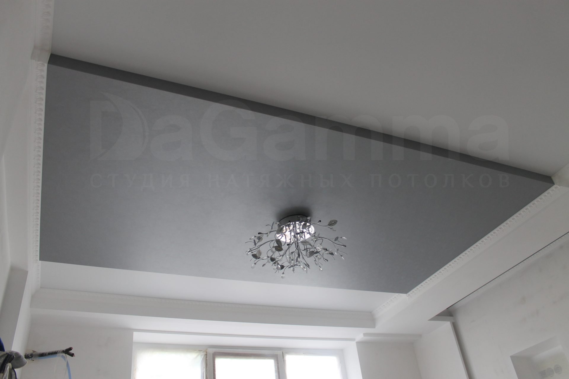 Серый матовый натяжной потолок