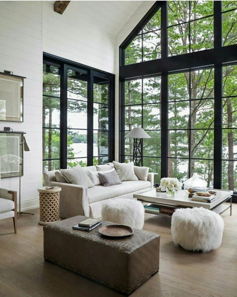 Столовая комната с панорамными окнами