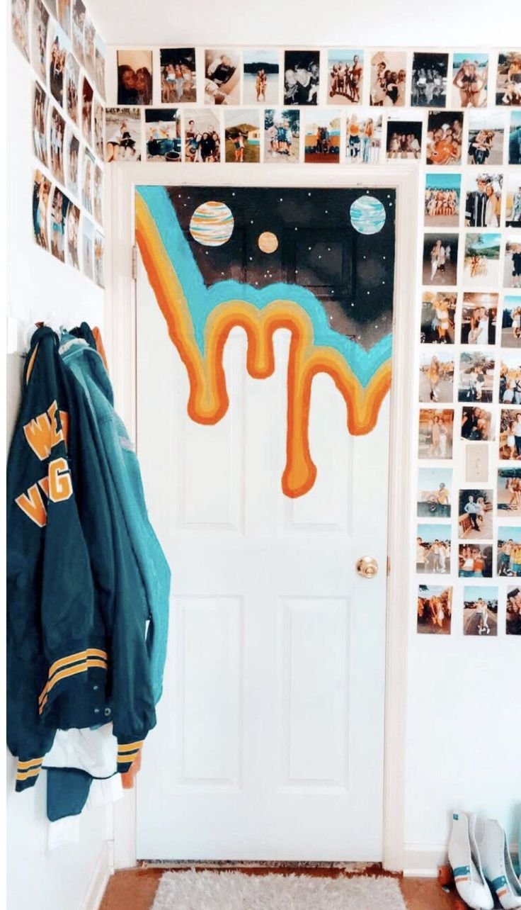 Разрисованная дверь в комнате подростка