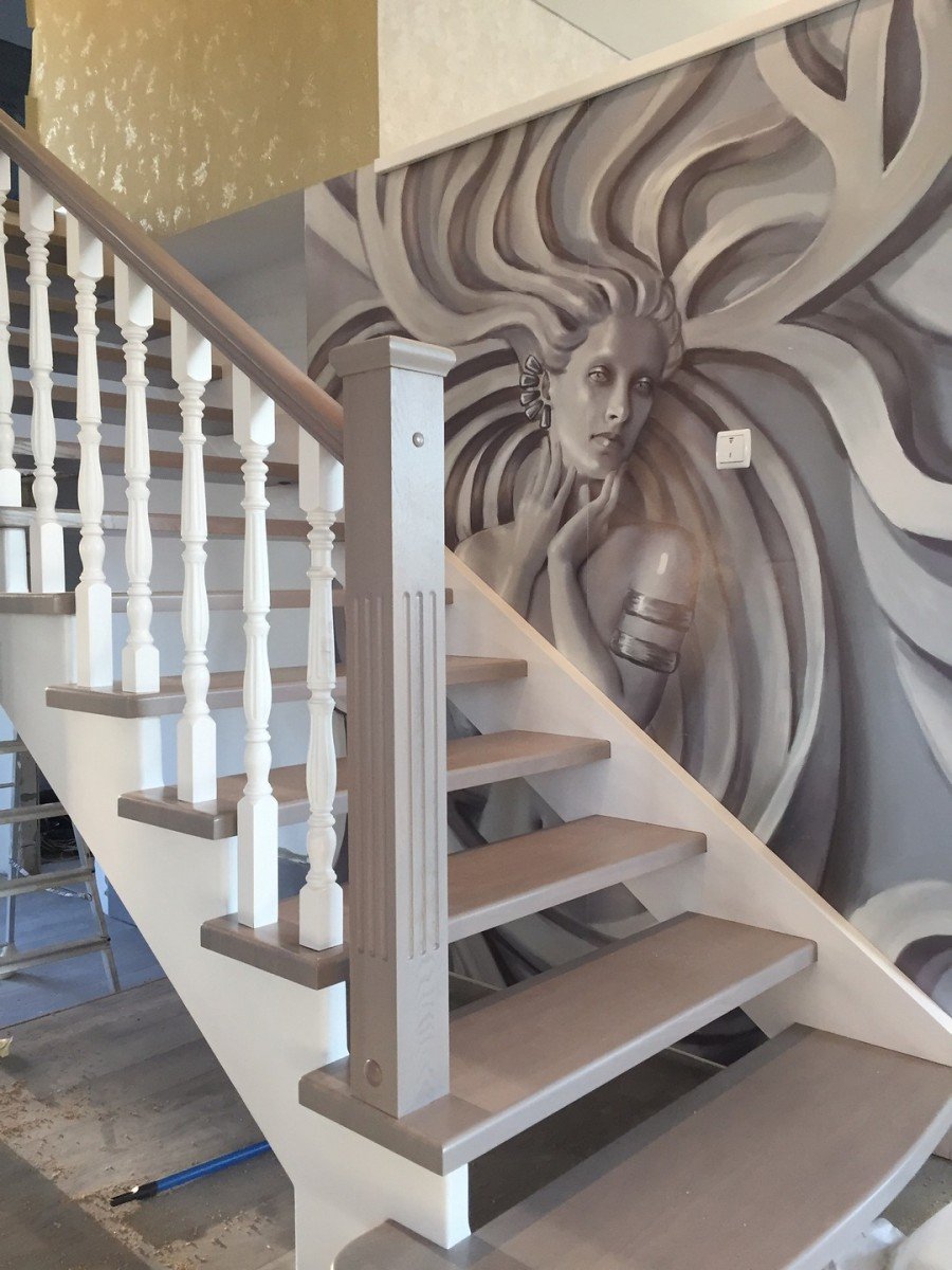 Покраска деревянной лестницы