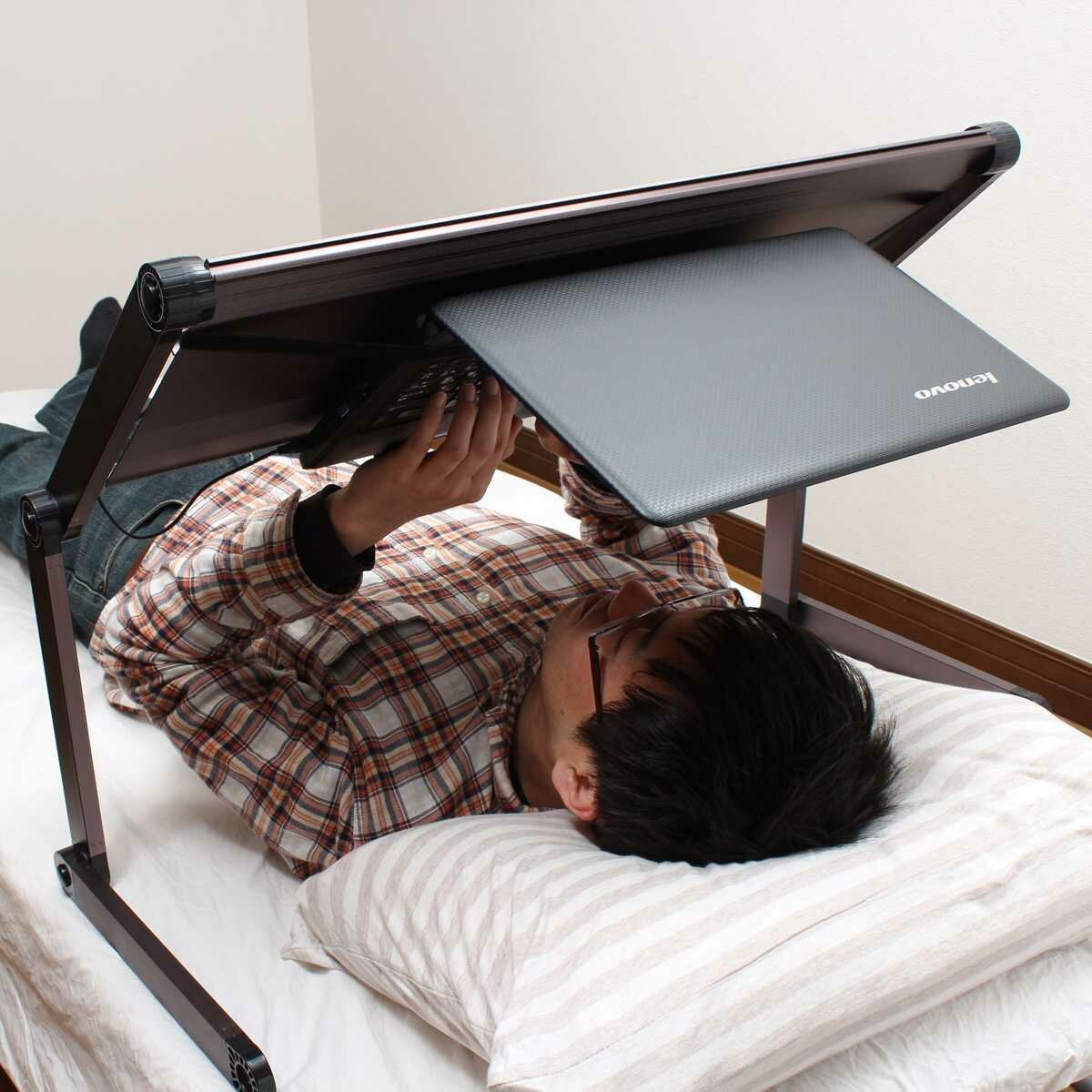 Будет удобно и работать и. Подставка для ноутбука лежа. Подставка для ноутбука на кровать. Удобный столик для ноутбука. Столик для ноутбука в кровать.