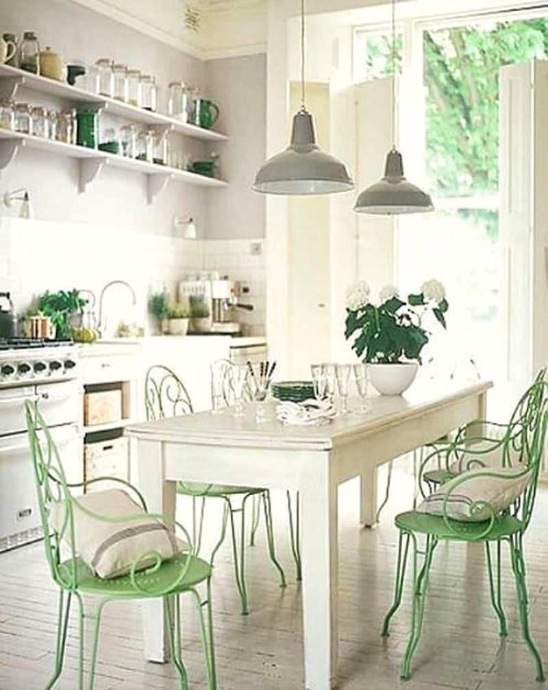 Зеленая кухня с мраморной столешницей