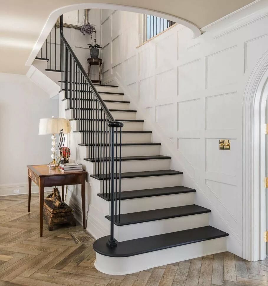 Лестница светлые ступени темные подступенки