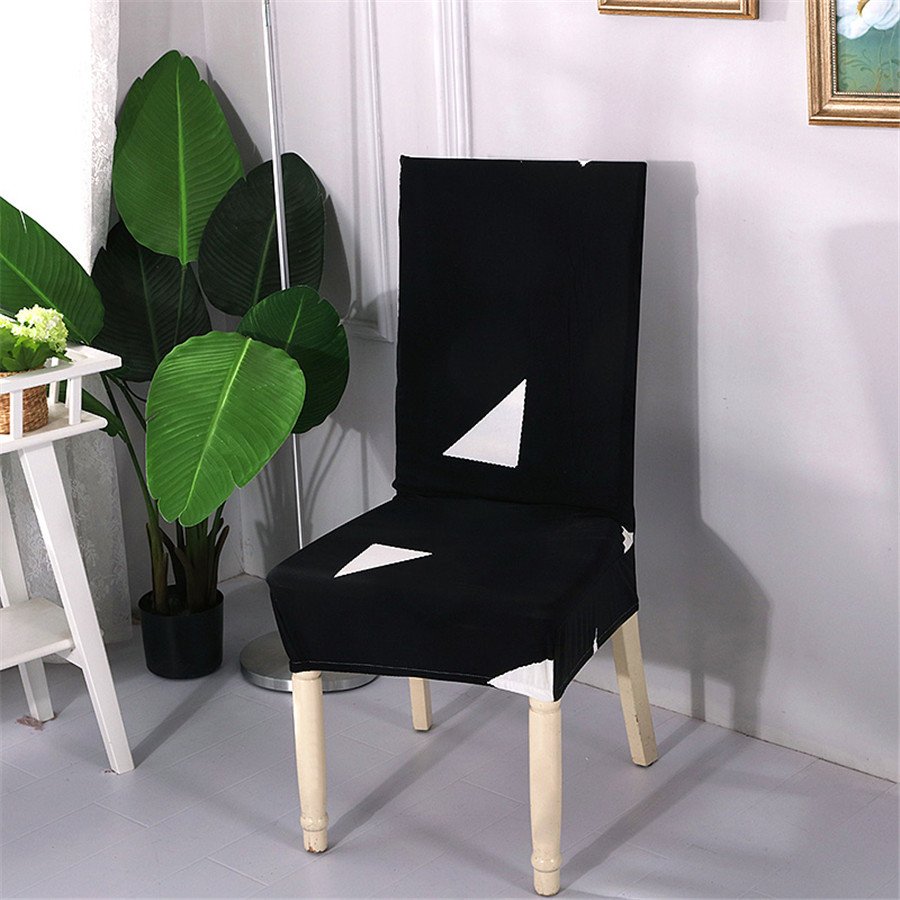 Черный оформленный стул