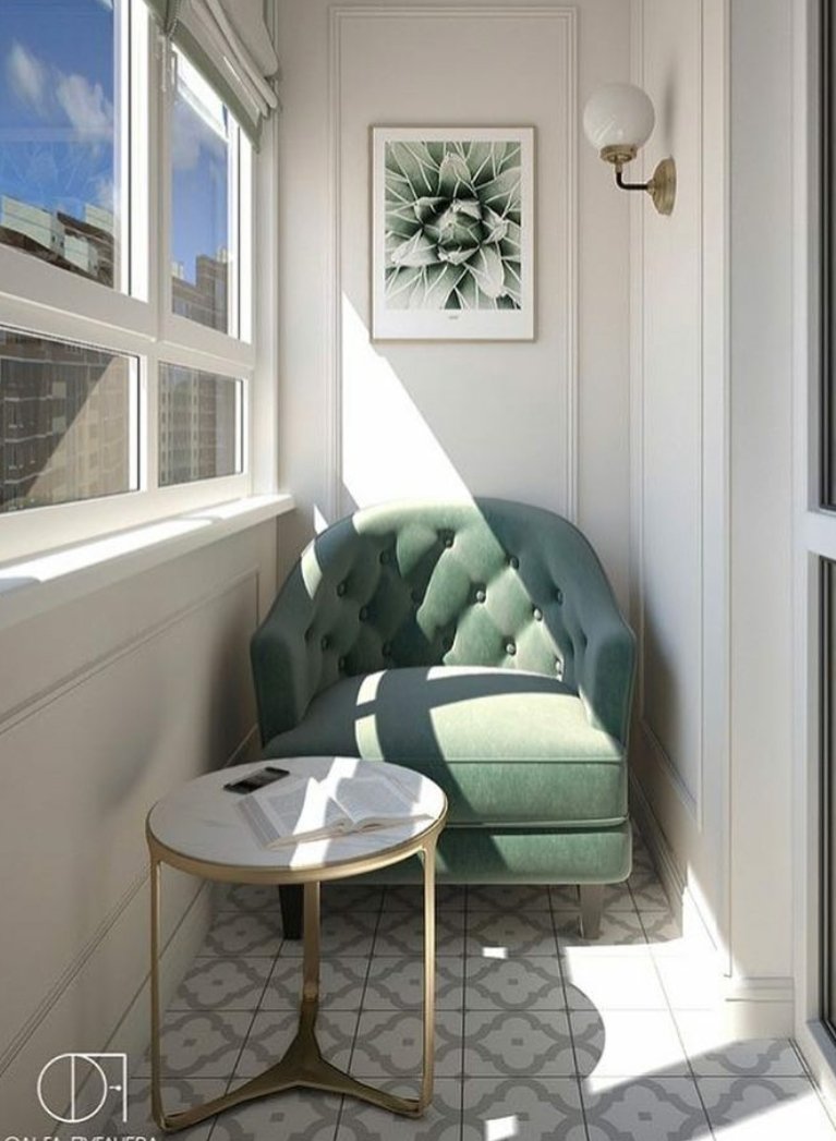 Кресло на узком балконе