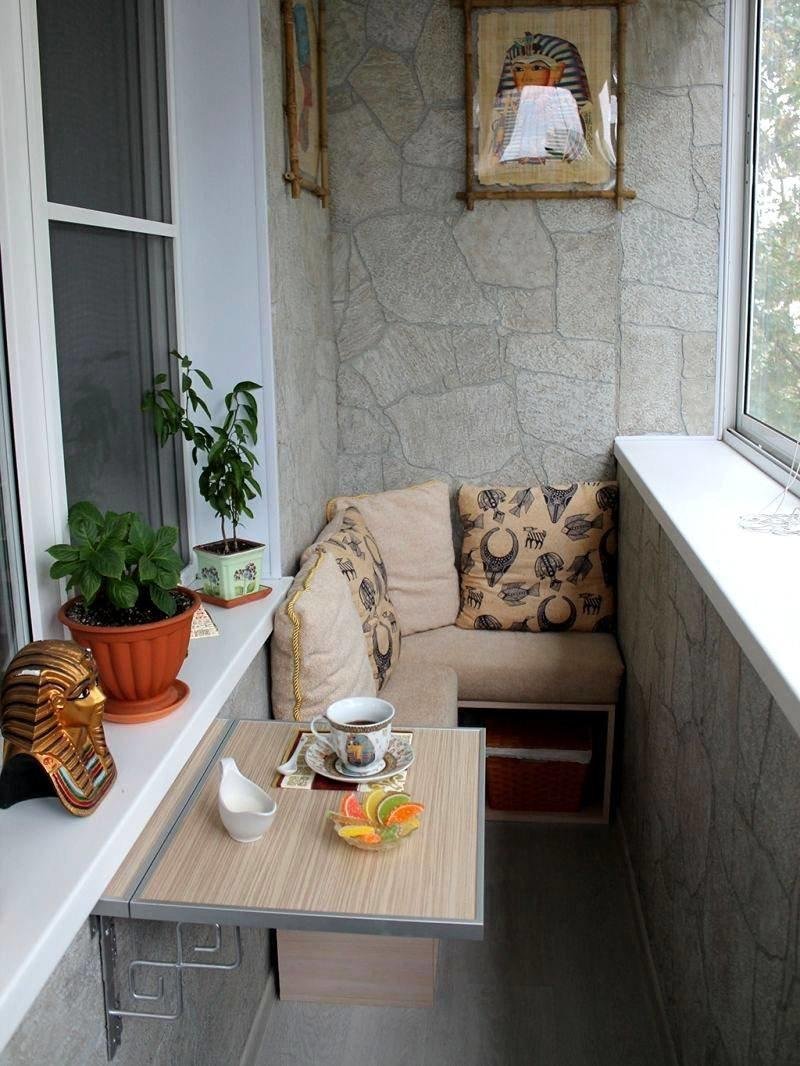 Уютный маленький балкон