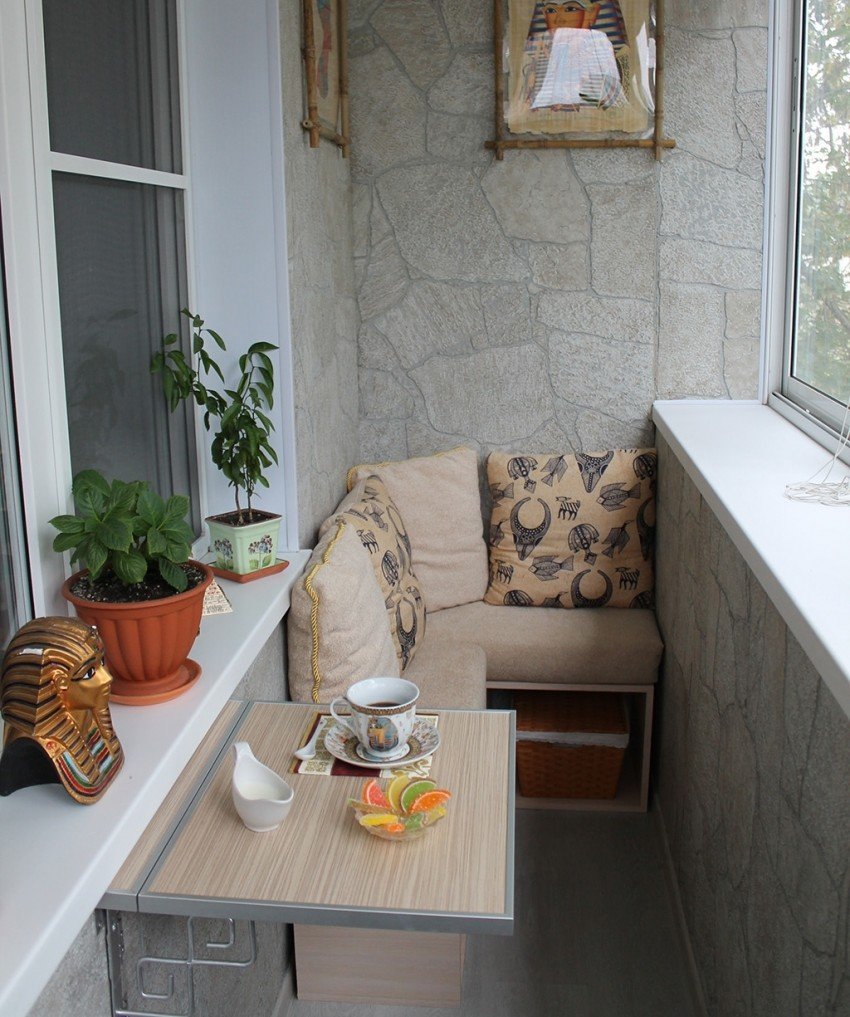 Уютный маленький балкон