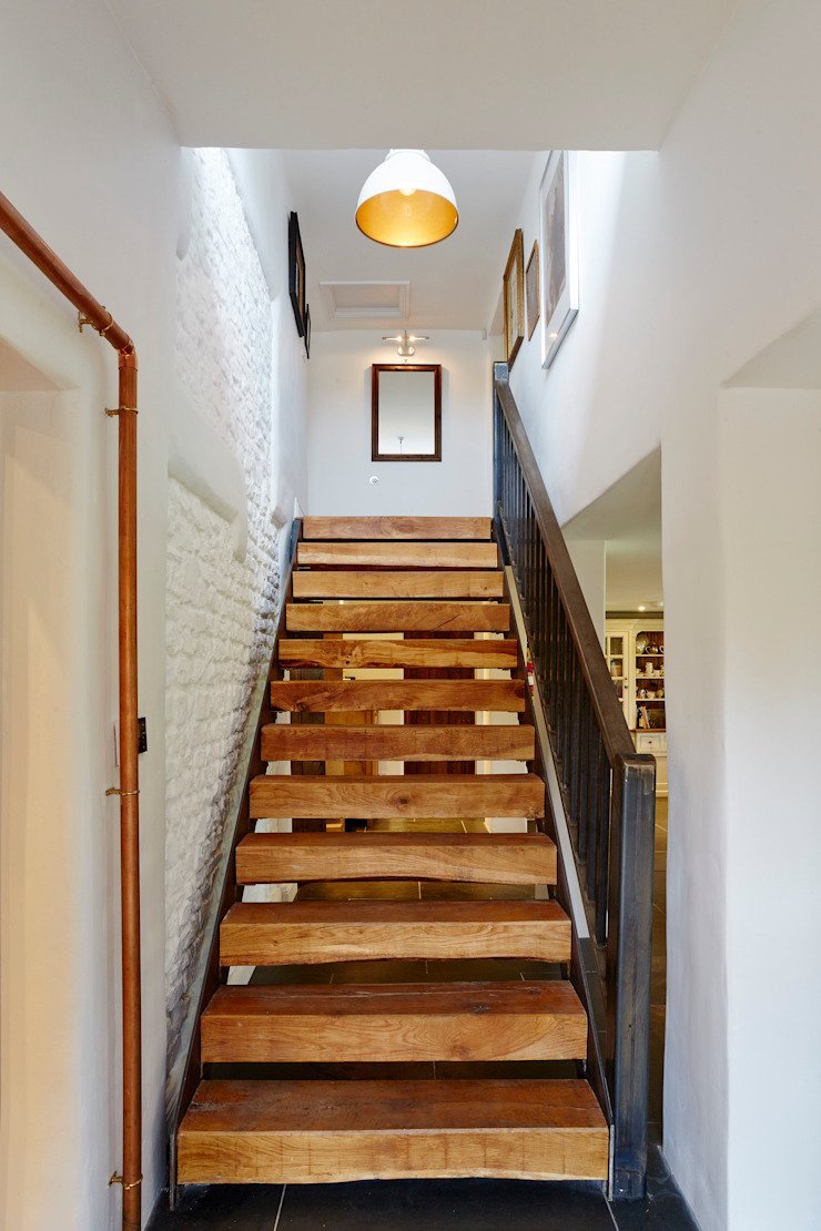 Узкая деревянная лестница