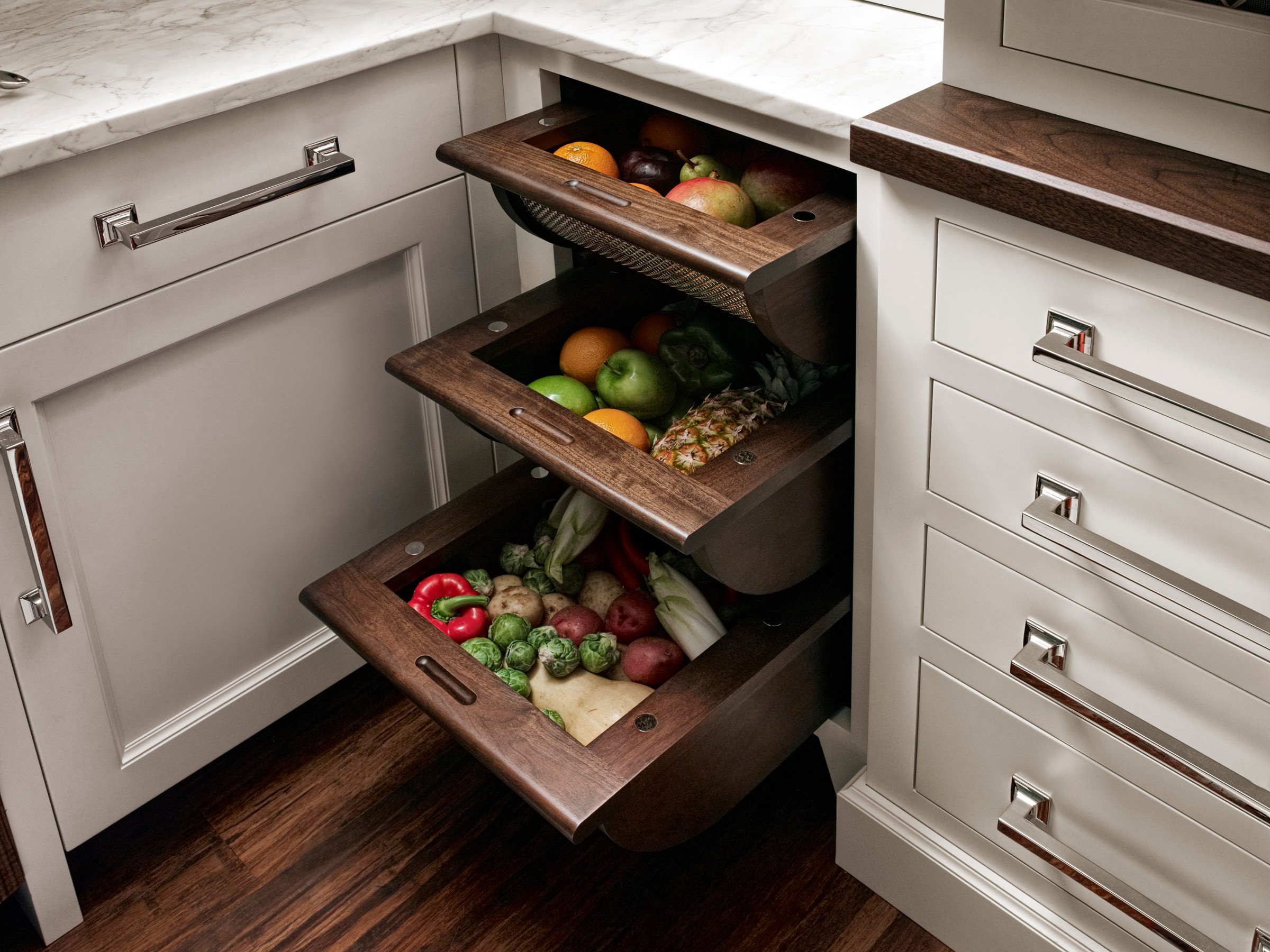 Хранение на кухне лучшие. Выдвижные ящики для овощей на кухне. Выдвижной ящик для хранения овощей. Выдвижные ящики в кухонном гарнитуре. Ящик для овощей в кухонном гарнитуре.