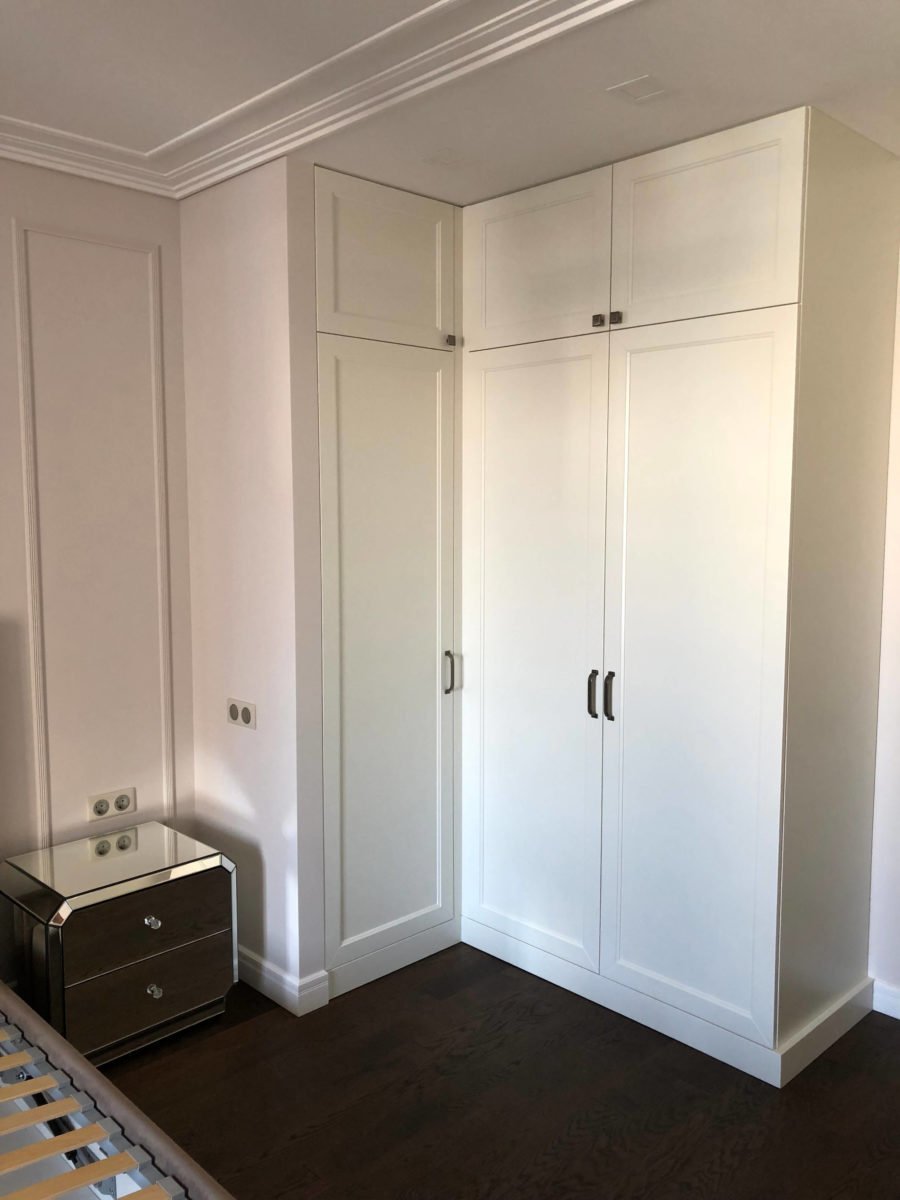 Шкаф вокруг двери