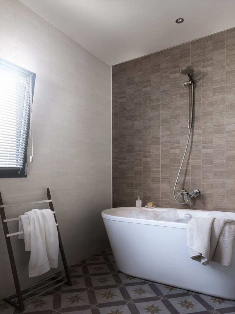 Кварцвиниловая плитка для ванной комнаты на стены