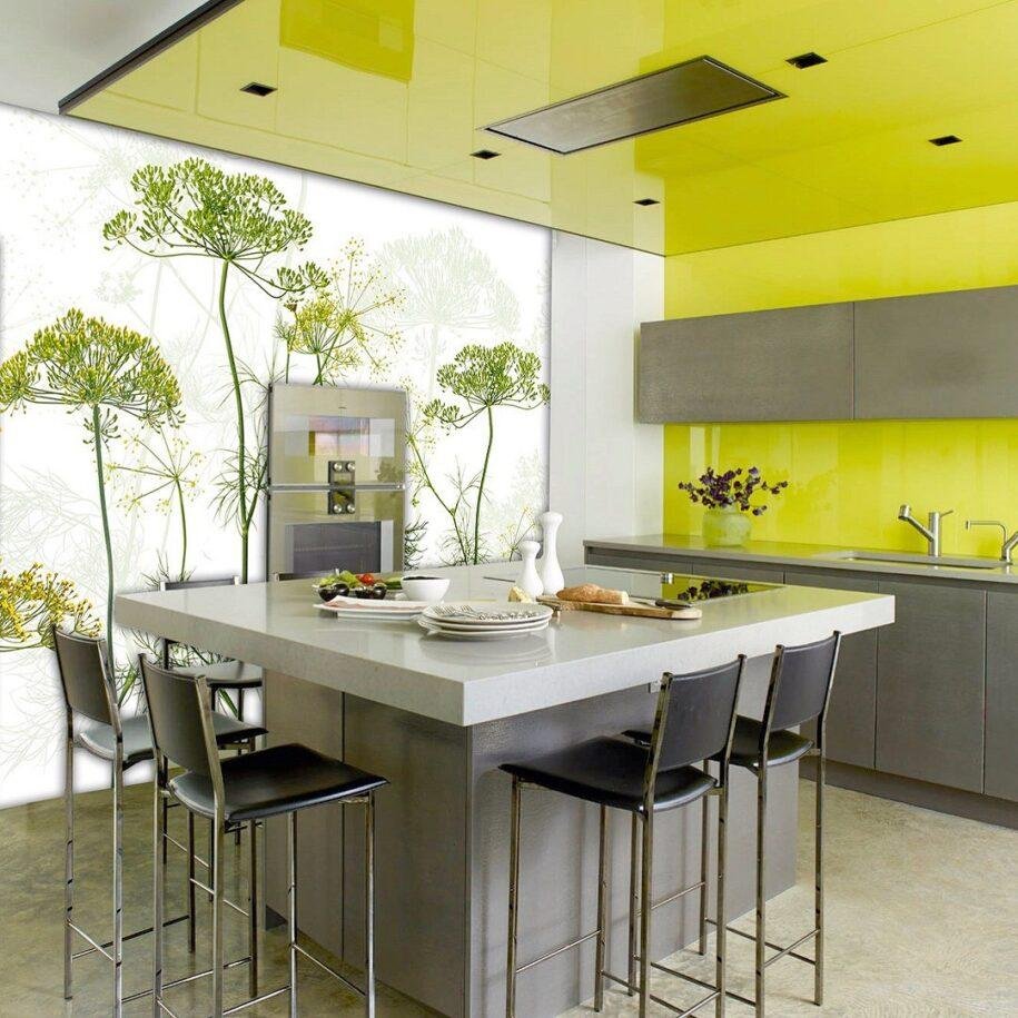 Кухня с желтым потолком