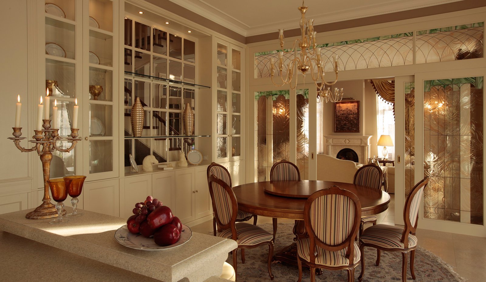 Гостиная столовая с камином в классическом стиле