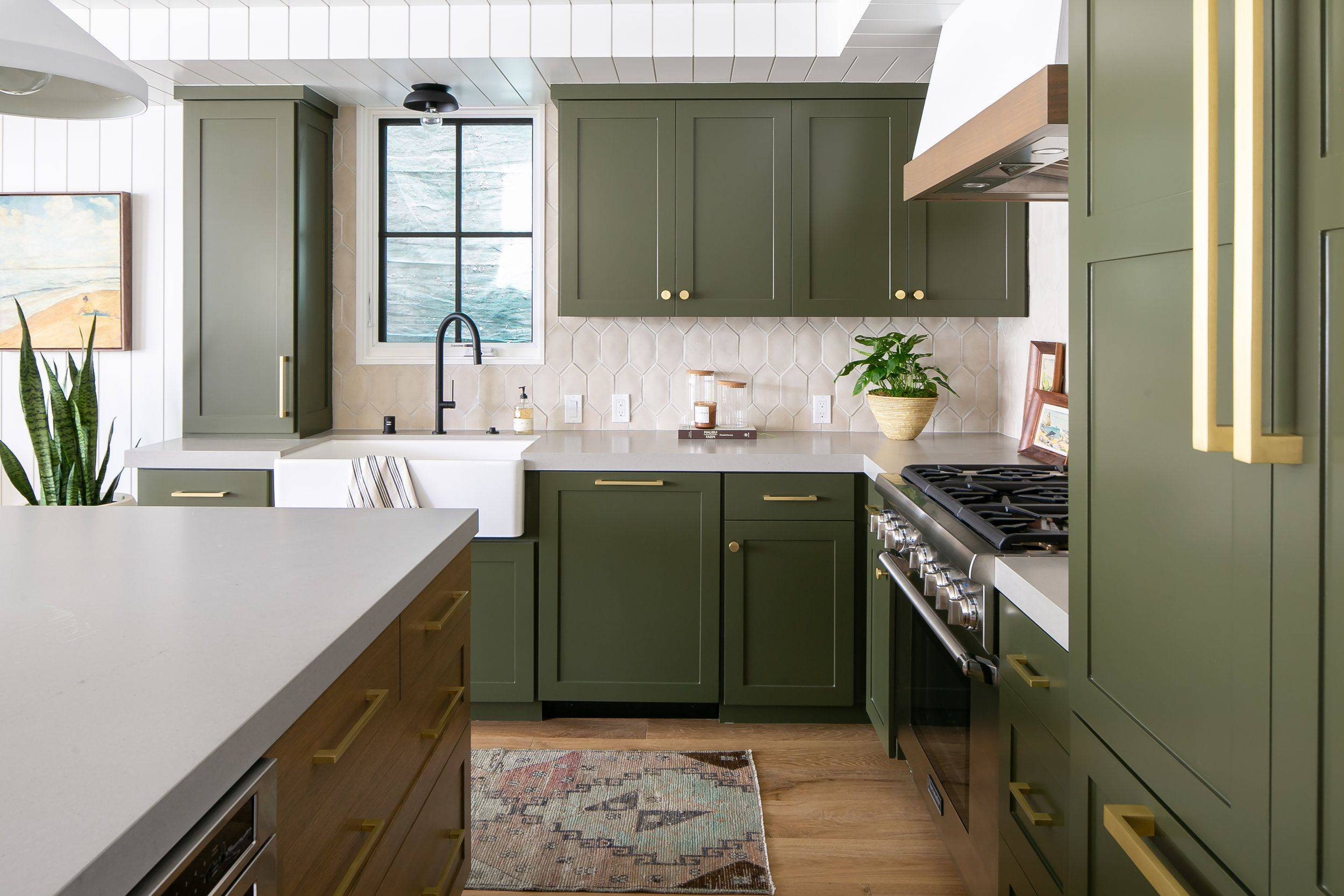 Кухня оливкового цвета с деревянной столешницей фото в интерьере