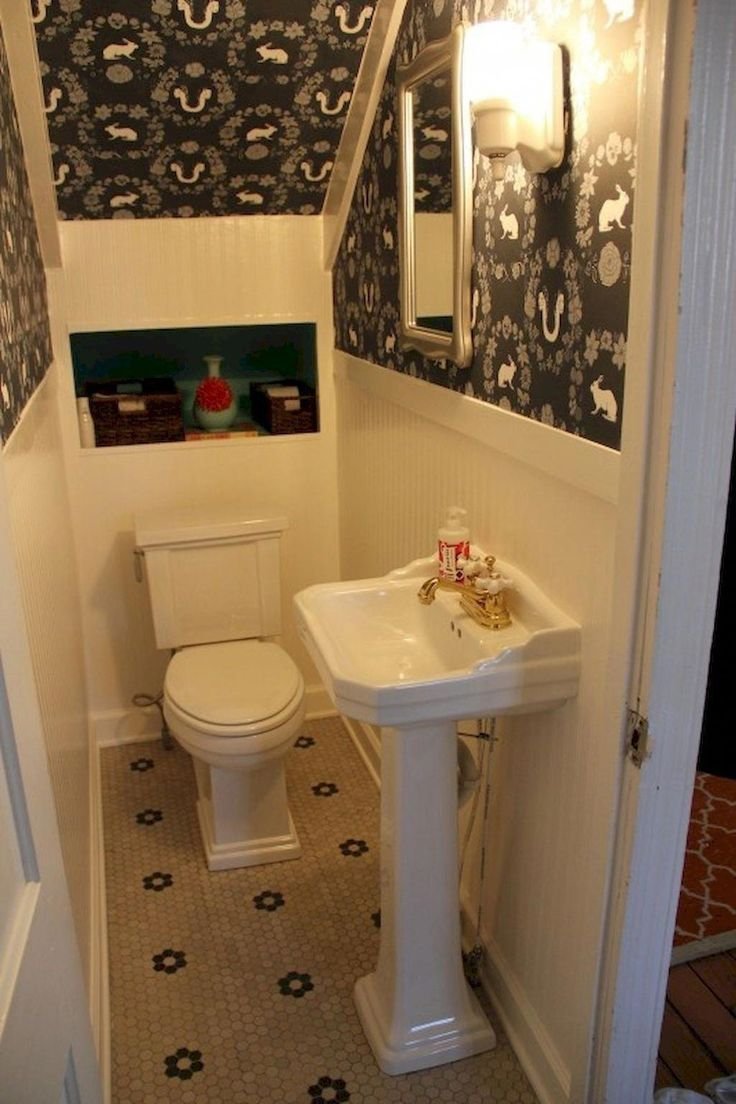 Маленький туалет под лестницей