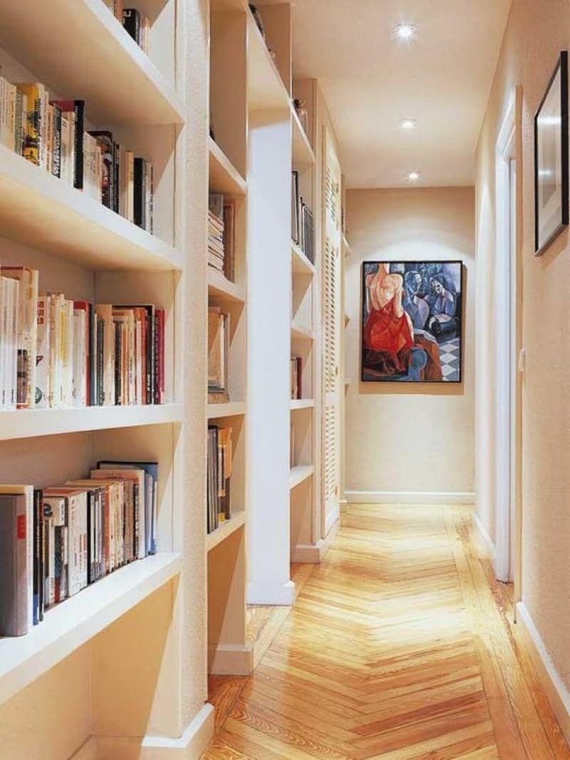 коридор с книжным шкафом