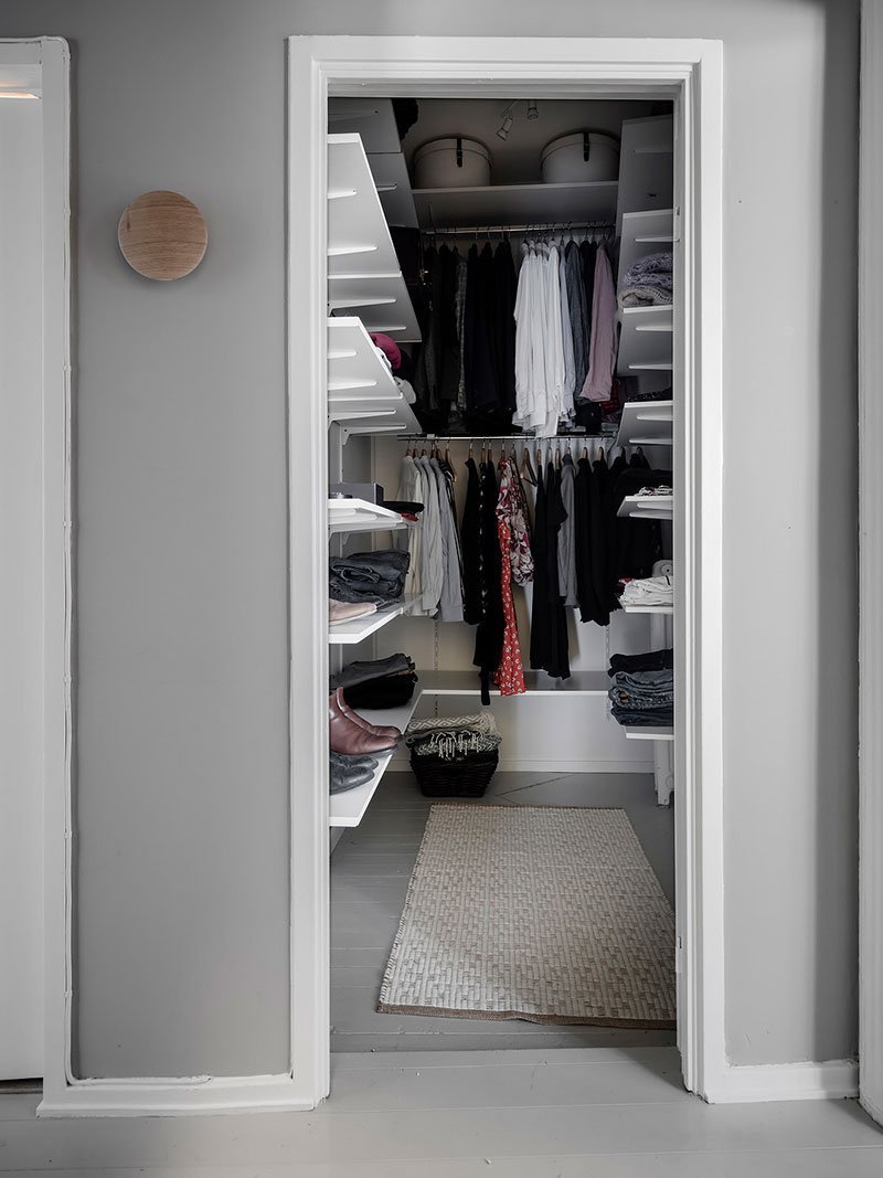 Распашные двери для гардеробной