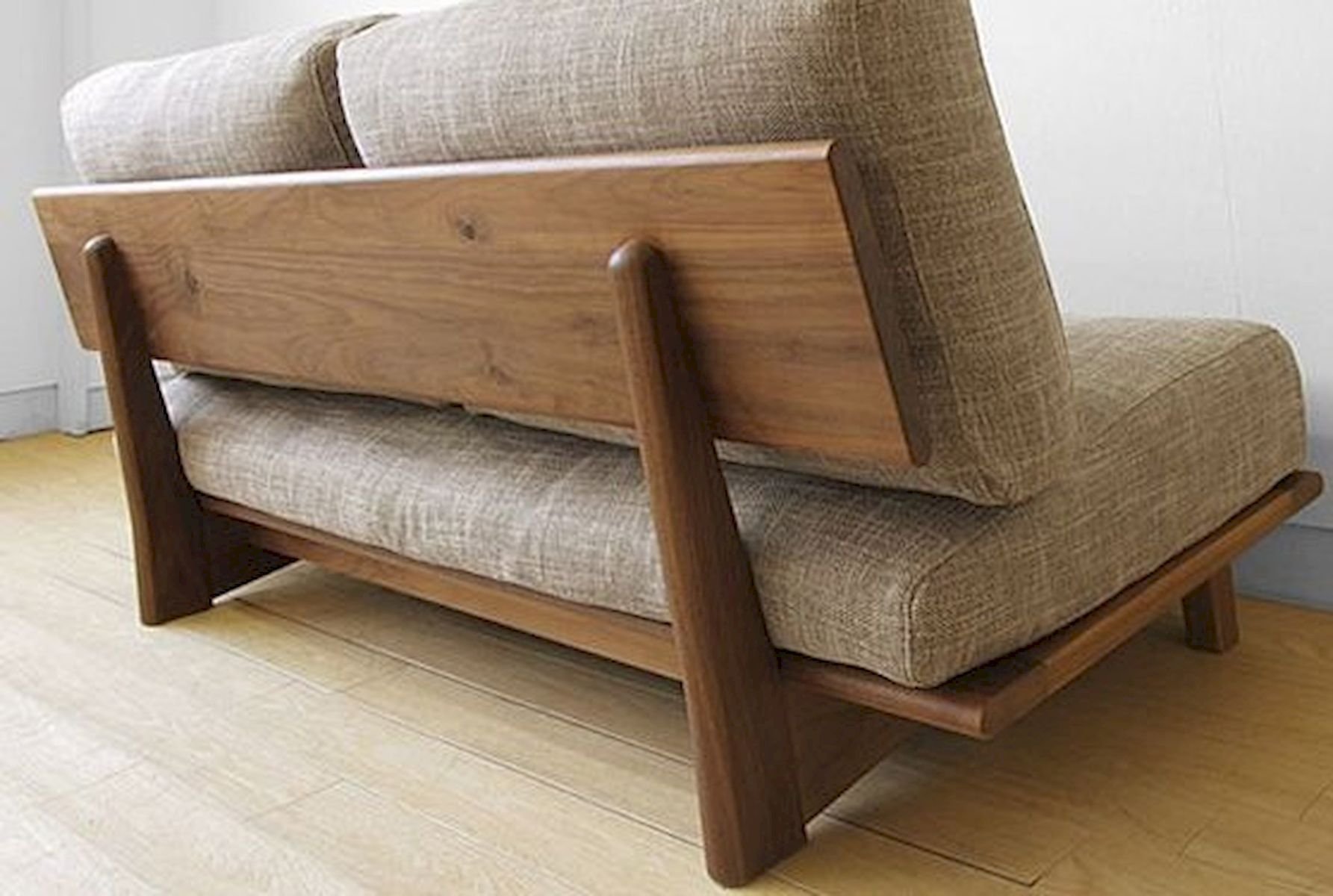 Мебель диваны деревянные. Деревянный диван с подушками. Диван на деревянном каркасе. Диван с деревянным основанием. Диванчик из дерева.