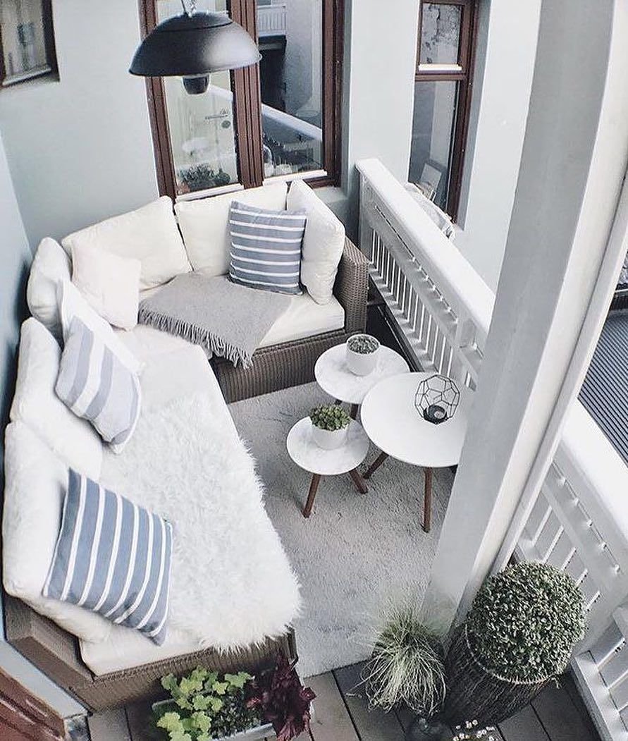Уютный балкон с диваном