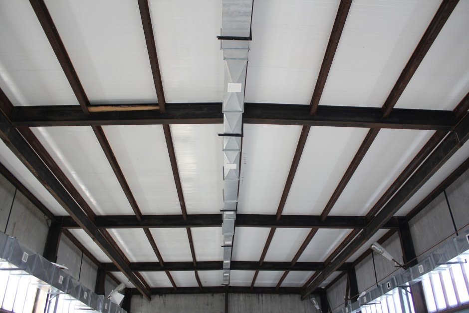 Потолок из сэндвич панелей