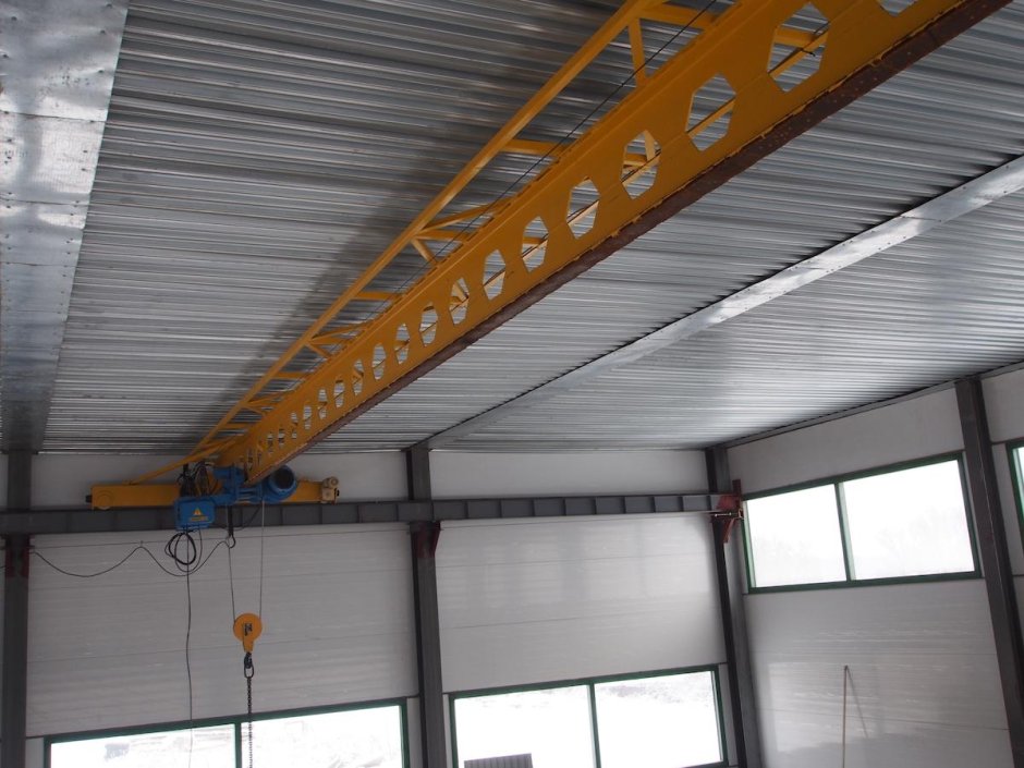 Кран балка в ангаре из сендвичные панели