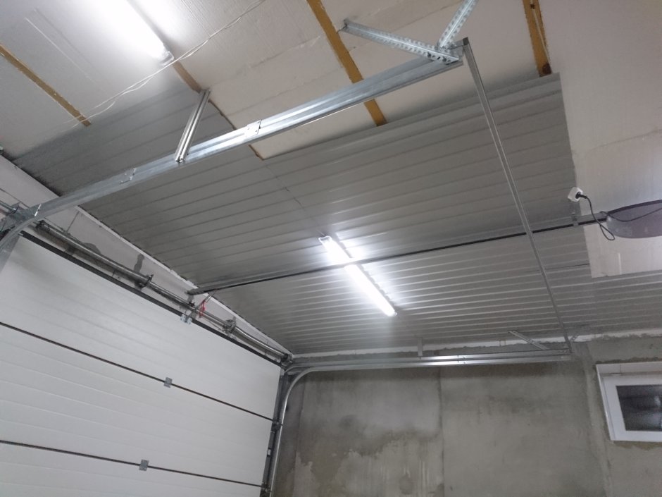 Обшивка потолка в гараже