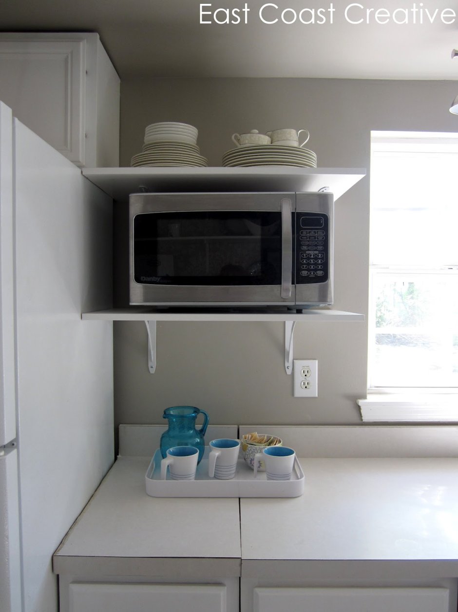 Микроволновая печь на маленькой кухне