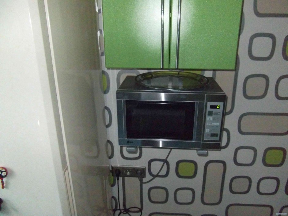 Шкаф для микроволновки на кухне навесной
