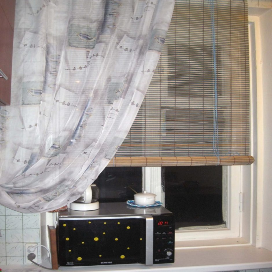 Шторы на кухонное окно с микроволновкой на окне