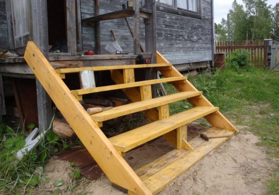 Деревянная лестница на крыльцо