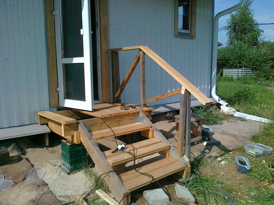 Деревянная лестница на крыльцо