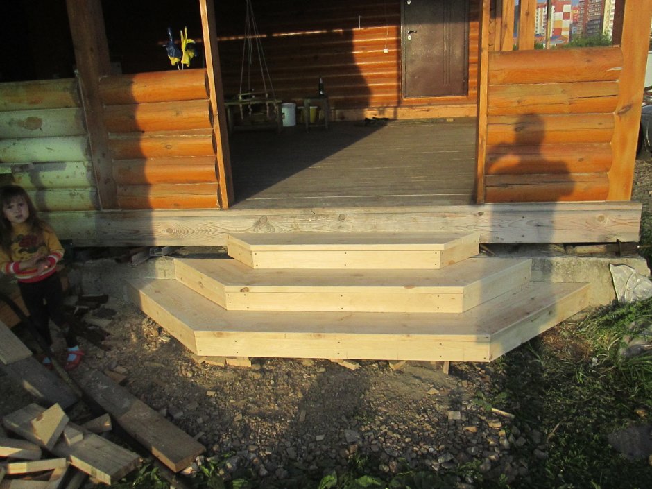 Лестница на веранду из дерева