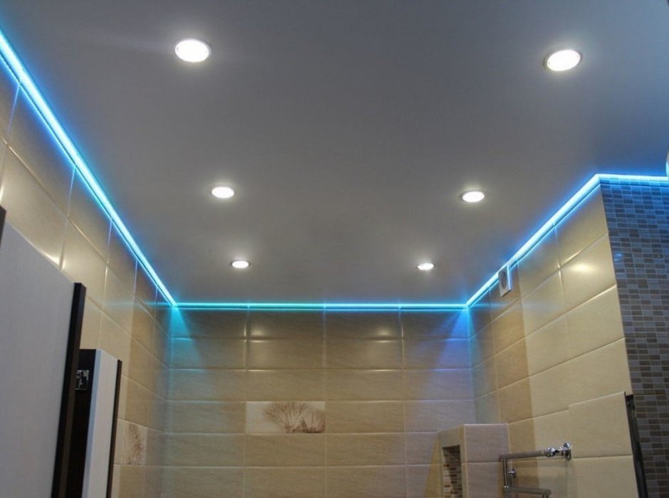 Натяжной потолок в ванную с подсветкой