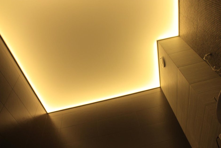 Парящий потолок с подсветкой в ванной