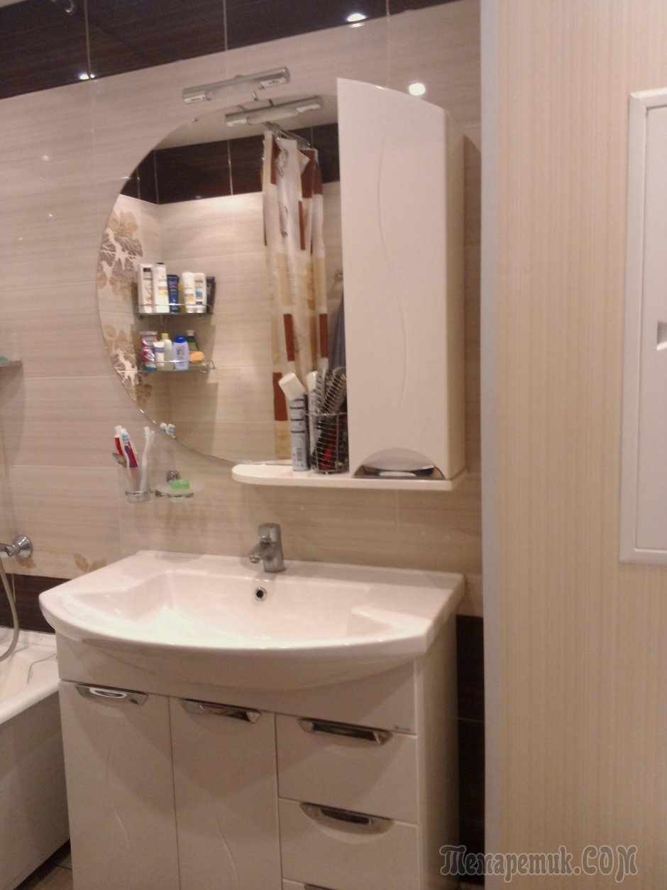 Раковина с тумбой и зеркалом в ванную комнату