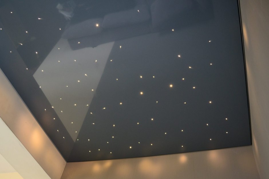 Матовый натяжной потолок с подсветкой фото