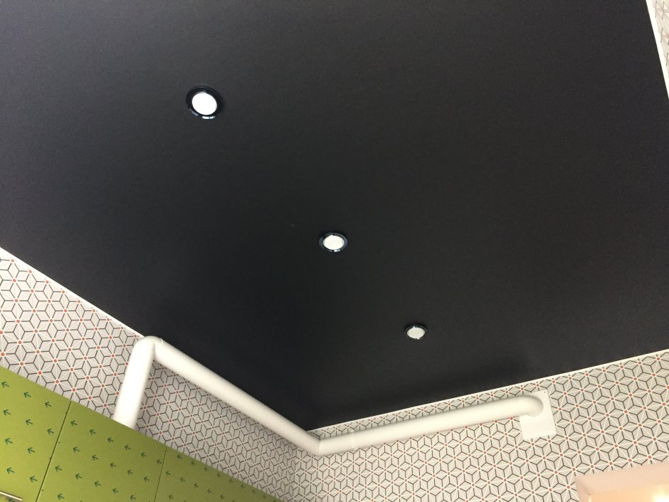 Натяжной потолок серого цвета