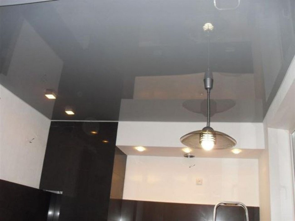 Глянцевый натяжной потолок на кухне